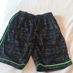M  dry fit style SHORTS  8/10 like new Medium